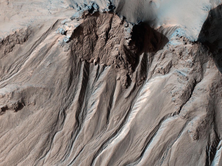 Mahdollisia veden virtausjälkiä Hale-kraatterissa Marsissa. Kuva Nasa / JPL-Caltech / Arizonan yliopisto