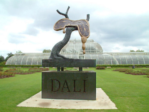 Salvador Dalín kuuluisa valuva kello La persistencia de la memoria -maalauksesta Lontoon Kew Gardens -puistossa. Kuva Stephen Dawson (CC BY-SA 2.0) 