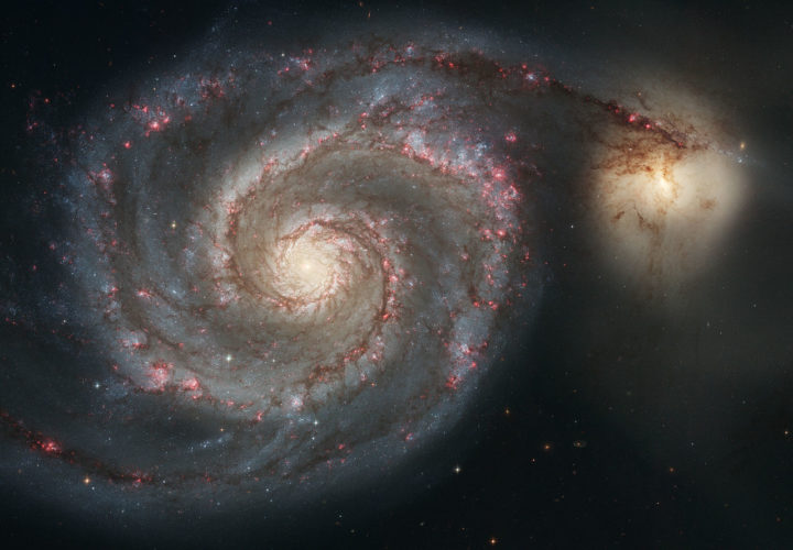 Pienempi NGC 5195 (oikealla) on lipumassa hitaasti Pyörregalaksin M51 ohi takakautta. Seuralaisen painovoimavaikutus näyttää selkiyttäneen Pyörregalaksin spiraalirakennetta ja käynnistäneen tähtien syntyä sen kierteissä. Kuva Nasa / ESA / S. Beckwith (STScI) / The Hubble Heritage Team (STScI/AURA)