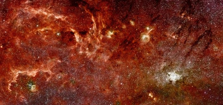 Linnunradan keskustan alue Hubble- ja Spitzer-teleskooppien infrapuna-alueella kuvaamana. Kuvan alue on leveydeltään 300 valovuotta. Alueella on harvaa kaasua, johon vastasyntyneiden nuorten tähtien joukot puhaltavat kuplamaisia onkaloita. Sagittarius A* sijaitsee kuvan oikealla puolella olevan, spiraalia muistuttavan rakenteen uumenissa. Kuva NASA, ESA, Q.D. Wang (University of Massachusetts, Amherst) and S. Stolovy (Caltech)