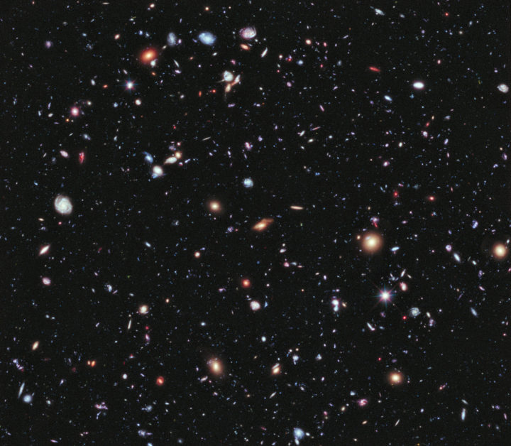 Hubble-avaruusteleskoopin eXtreme Deep Field –kuva on otettu eteläisen Sulatusuunin tähdistön suunnalta, sellaiselta alueelta taivasta, jossa ei juuri näy tähtiä. Se on siis ikkuna galaksiavaruuteen. (Kuvassa erottuu itse asiassa kolme tähteä, ne erottaa galakseista siinä että niiden ympärillä näkyy sädemäinen kuvio – kaikki muut ovat galakseja). Kuvan alue on halkaisijaltaan vain noin kymmenesosa täysikuun leveydestä. Kuvaa on valotettu yhteensä 23 vuorokautta, ja siinä erottuu noin 5 500 galaksia. Niistä kaukaisimmat nähdään sellaisina, kuin ne olivat noin 13,2 miljardia vuotta sitten. Universumi on 13,8 miljardia vuotta vanha. Kuva Nasa; ESA; G. Illingworth, D. Magee ja P. Oesch, University of California, Santa Cruz; R. Bouwens, Leiden University; ja the HUDF09 Team