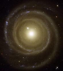 NGC 4622 on yksi harvoista spiraaligalakseista, joiden on havaittu pyörivän siten, että spiraalihaarat aukeavat menosuuntaan. Galaksi pyörii meistä katsottuna myötäpäivään. Poikkeuksellisen pyörimisen uskotaan johtuvan siitä, että NGC 4622 on ohittanut menneisyydessä jonkin toisen galaksin, joka on kääntänyt sen pyörimissuunnan. Galaksilla nähdään itse asiassa kaksi spiraalirakennetta, jotka aukeavat eri suuntiin. Havaintojen perusteella materian kiertosuunta kiekossa on kuitenkin sama, joten toinen spiraalirakenteista on edistävä. Kuva Nasa / The Hubble Heritage Team (STScI/AURA)