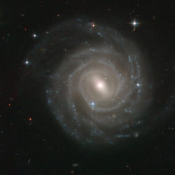 Hubblen ottama valokuva galaksista UGC 12158, jota pidetään hyvin saman näköisenä kuin Linnunrataa. Suunnilleen tällaisen kuvan siis saisimme sillä kyllin pitkällä selfie-kepakolla. Kuva ESA/Hubble & Nasa