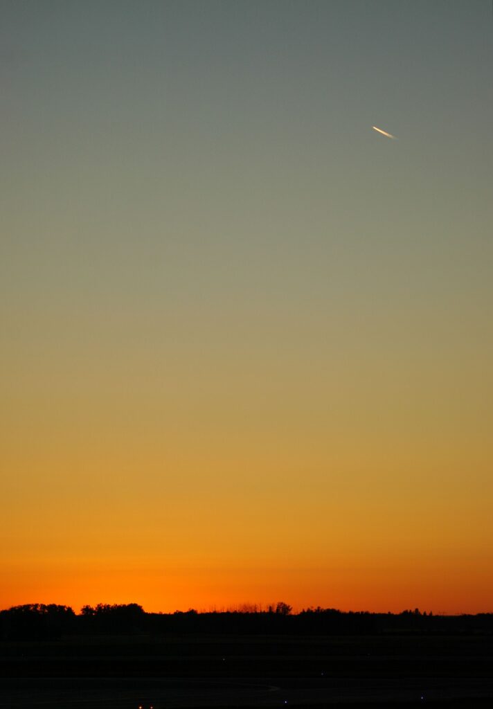  Lentokone auringonlaskun taivaalla. Kuva Buie (CC BY-NC-ND 2.0) 