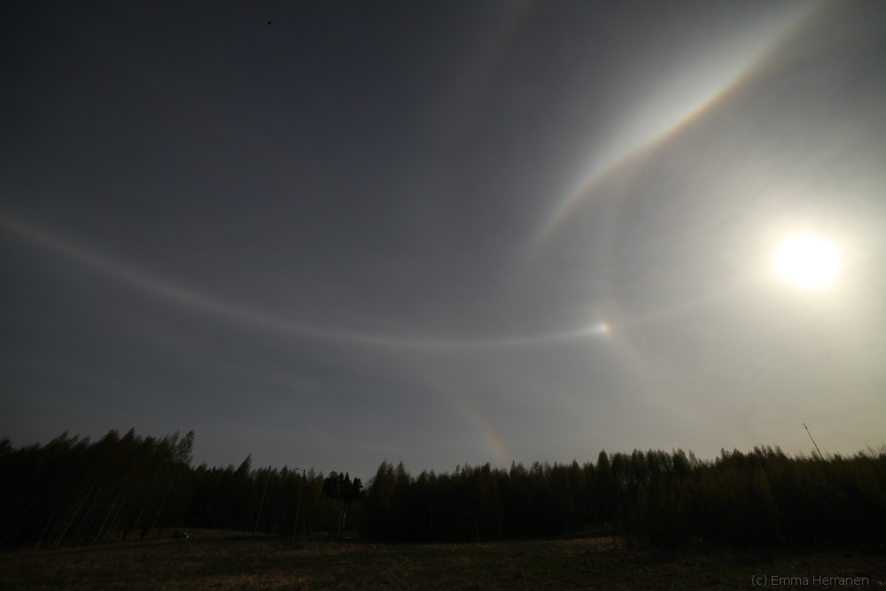 Hieman monipuolisempien halonäytelmien tapauksessa kannattaa kuvata myös Auringon vastakkainen puoli taivasta. Kuva otettu 14.5.2015