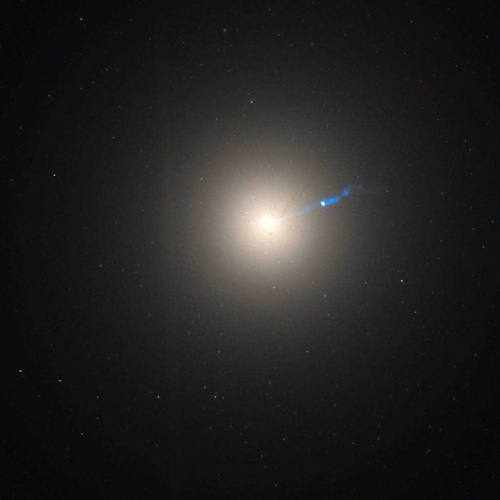 Kuva 2. Messier 87, eräs Neitsyen galaksijoukon suurista elliptisistä galakseista (Kuva: NASA).