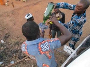 Bensaa myydään teiden varrella vanhoista pulloista.