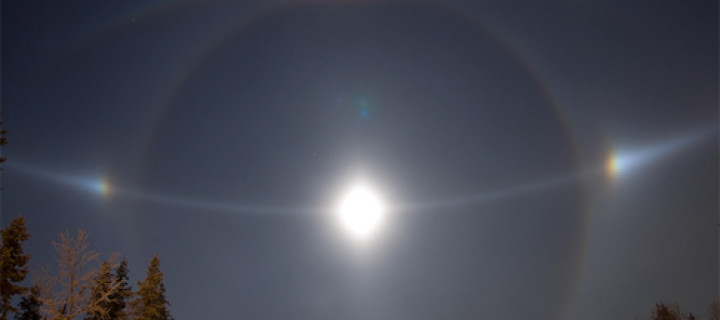 Moon diamond dust halos in Lappland