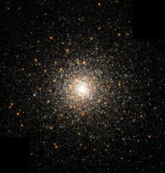 M80 on yksi Linnunradan tiheimmistä pallomaisista tähtijoukoista ja sijaitsee Skorpionin tähdistön suunnalla. Sen sadat tuhannet tähdet ovat pakkautuneet halkaisijaltaan 95 valovuotta olevan pallon sisään. Sen tähdet ovat noin 12,5 miljardia vuotta vanhoja. Kuva Nasa, The Hubble Heritage Team, STScI, AURA