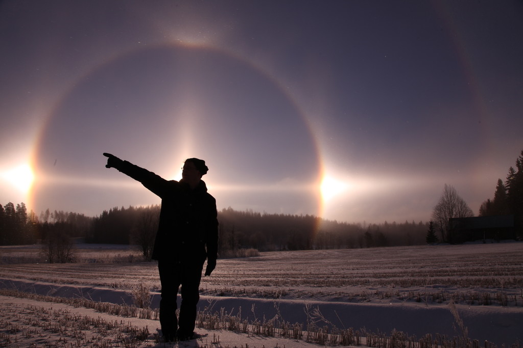 Auringon ympärillä loistivat häikäisevän kirkkaat sivuauringot. Markon ympärillä näkyy myös varsin yleinen 22:n asteen rengas, 22:n renkaan yläsivuava kaari, auringonpilari ja horisonttirengasta. Kuva Emma Herranen