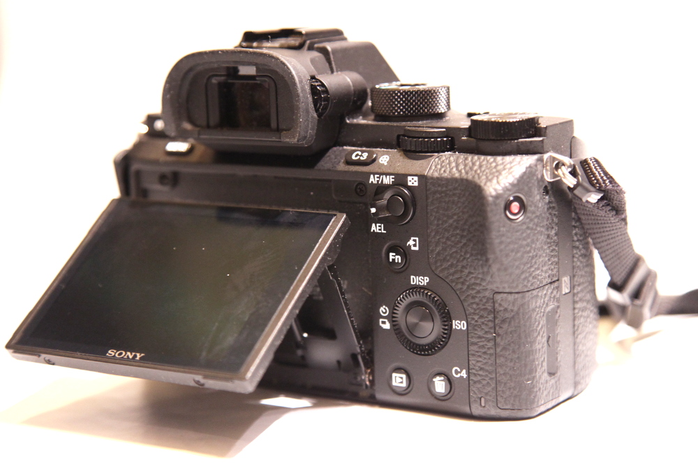 Kääntyvästä ruudusta on iloa kiinnitettäessä kameraa kaukoputkeen.