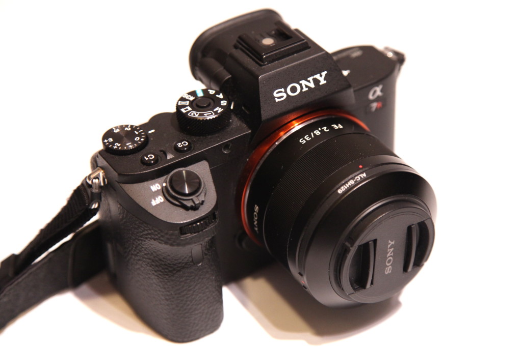 Pieni objektiivi ja Sony A7R II muodostavat käsilaukussa kuljetettavan kokoonpanon. C-merkittyjen painikkeiden toiminta on käyttäjän itsensä asetettavissa. 
