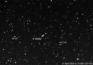 Kuva 10. Jarmo Moilanen valokuvasi asteroidin 4 Vesta Vaalassa 21.4.2003 klo 1.15 ISO 400 -filmille. Asteroidi oli lähellä ratansa havaintokauden päättävää pistettä 7 astetta Leijonan Denebolasta kaakkoon.  
