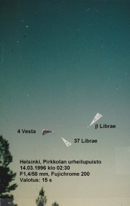 Kuva 11. Matti Suhonen valokuvasi asteroidin 4 Vesta Helsingissä 14.4.1996 klo 2.30 F1,4/58 mm -objektiivilla ISO 200 -filmille. Asteroidi oli kaksi seuraavaa kuukautta magnitudia 6,0 kirkkaampi. Kuva ulottuu pohjoisessa Käärmeen Unukalhai-tähden (alfa Serpentis) pohjoispuolelle.  