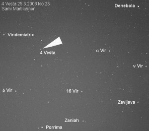 Kuva 8. Sami Martikainen kuvasi Mikkelissä asteroidin 4 Vesta 25.3.2003 klo 23 F1,8/55 mm -objektiivilla ISO 200 -filmille. Asteroidi oli Neitsyen Vindemiatrixin lähellä. 