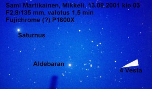 Kuva 9. Sami Martikainen valokuvasi asteroidin 4 Vesta 13.8.2001 klo 3 F2,8/135 mm -objektiivilla ISO 1600 -filmille. Asteroidi ohitti syksyllä Hyadien tähtijoukon ensimmäisen kerran. Toinen kerta oli marraskuussa ja kolmas seuraavan vuoden maaliskuussa. 