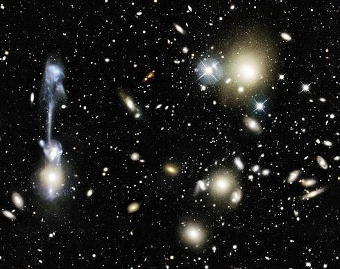 Kitaragalaksi Arp 115 galaksijoukossa Abell 1185. Kitaragalaksi sijaitsee kuvan vasemmassa reunassa.