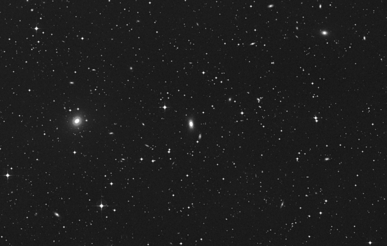 Galaksijoukko Abell 3742 Riikinkukon-intiaanin superjoukossa. Kuva: the Royal Observatory Edinburgh and the Anglo-Australian Observatory, DSS 1.
