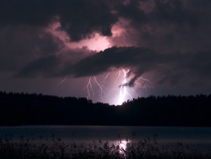 Salama 13./14.8.2014 välisenä yönä kuvattuna Lohjanjärven rannoilla, Uudellamaalla. Kuva: Kari Kalervo.