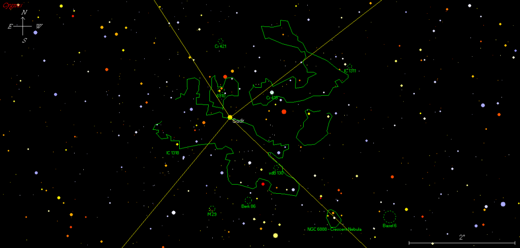 Kuva 3. Sadrin seudun sumuja ja tähtijoukkoja tähtikartalla. Kuvan keskellä näkyy Gamma Cygni eli Sadr, jonka ympärille tämän artikkelin kohteet ovat keskittyneet. Kuva: Juha Ojanperä/Skymap Pro 9.