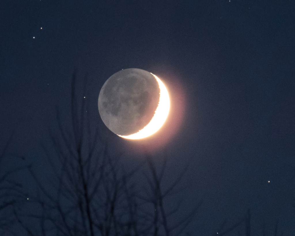 Kuva 7. Kuvaaja Vesa Vauhkonen. Rautalammella 70 Tauri peittyy pian Kuun pimeän reunan taakse.