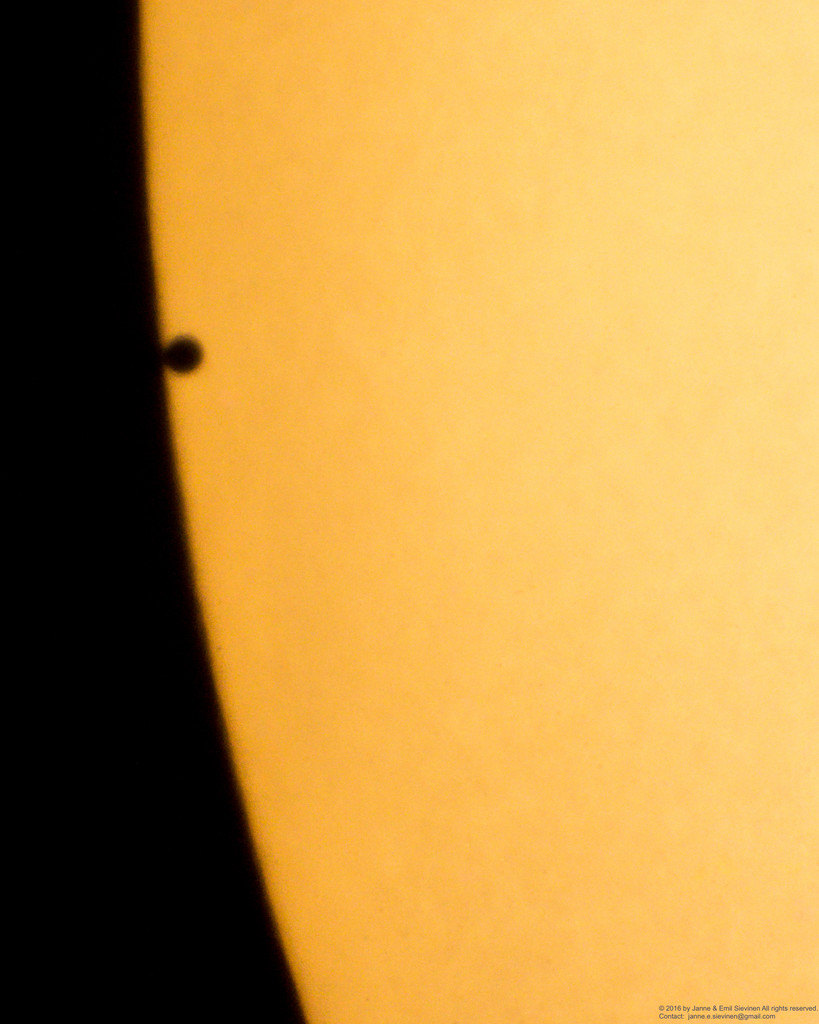 Musta pisara näkyy Merkuriuksen vasemmalla puolella. Kuva: Janne Sievinen
