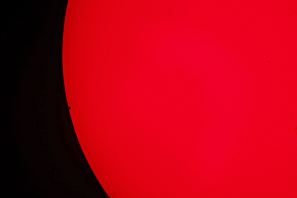 Merkurius ei ole vielä kokonaan Auringon edessä. Seppo Kouva havaitsi ylikulkua Vännern-järven äärellä. Kuva: Seppo Kouva