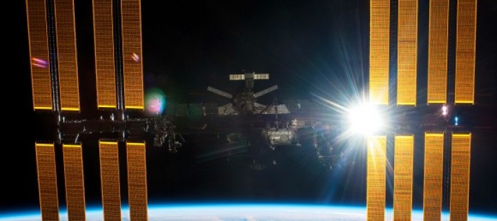 Avaruusasema näkyy iltataivaalla