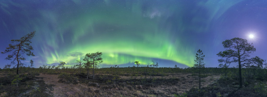 Seitsemästä pystykuvasta pehty panoraama. Laowa 12mm, f4, 8sek, iso 2500. Kuvanlaatu vähintäänkin riittävää...