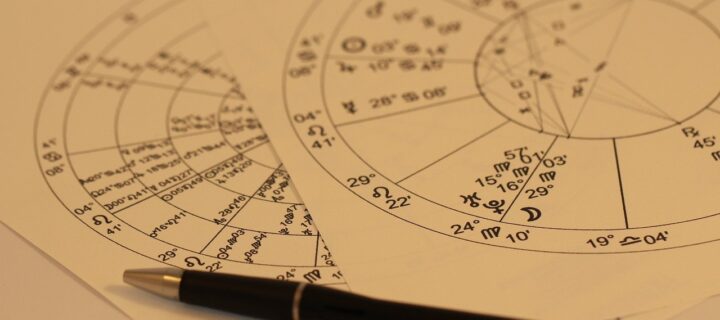 Astrologian 12 huonetta eli horoskoopit tähtinäytöksissä