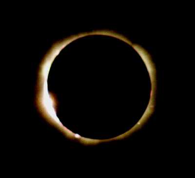 Timanttisormus pimennyksen alussa