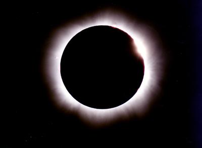 Timanttisormus pimennyksen alussa