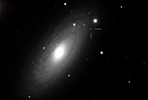 Vrikuva spiraaligalaksi NGC2841:sta ja supernova 1999by:sta